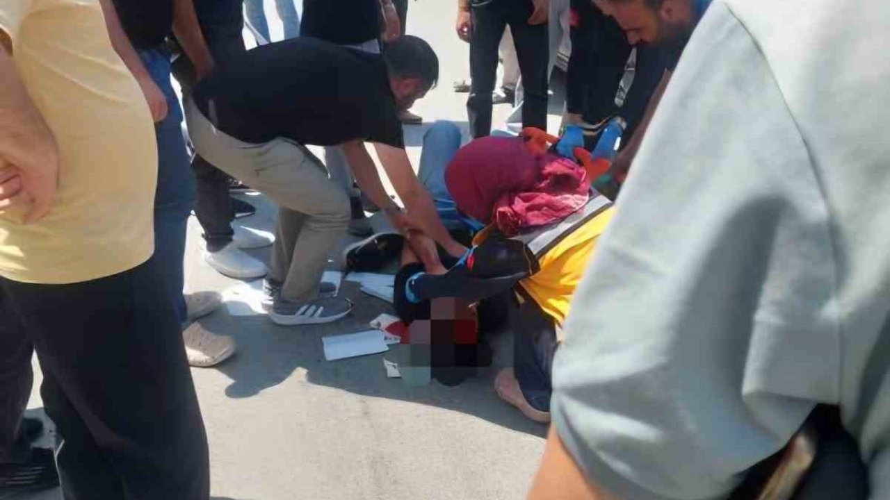 Vatandaşlar yerdeki yaralıyı güneşten korumak için dondurma şemsiyesi kullandı