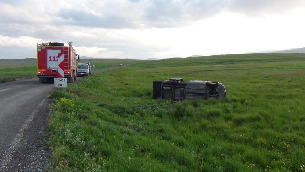Kars’ta hafif ticari araç şarampole uçtu: 5 yaralı