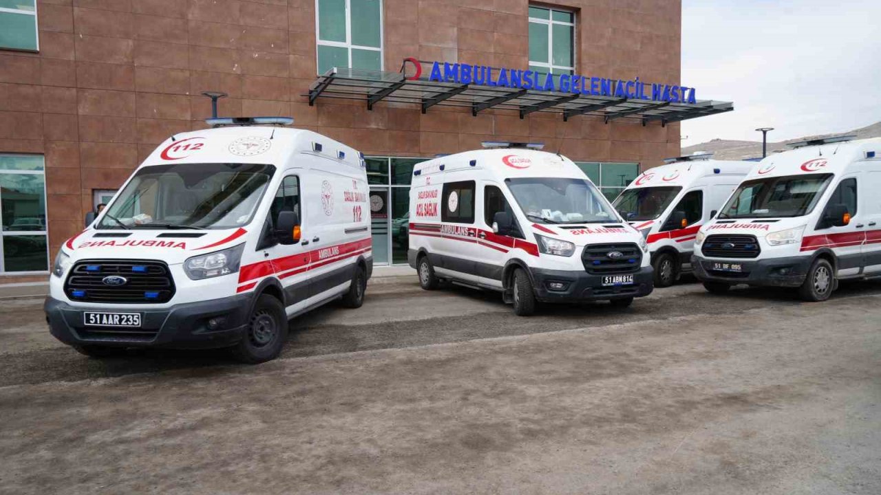 Niğde motosikletler kafa kafaya çarpıştı: 4 yaralı