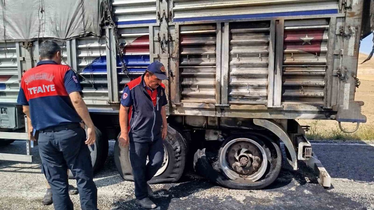 Balataları tutuşan tırın küle dönmesini itfaiye önledi