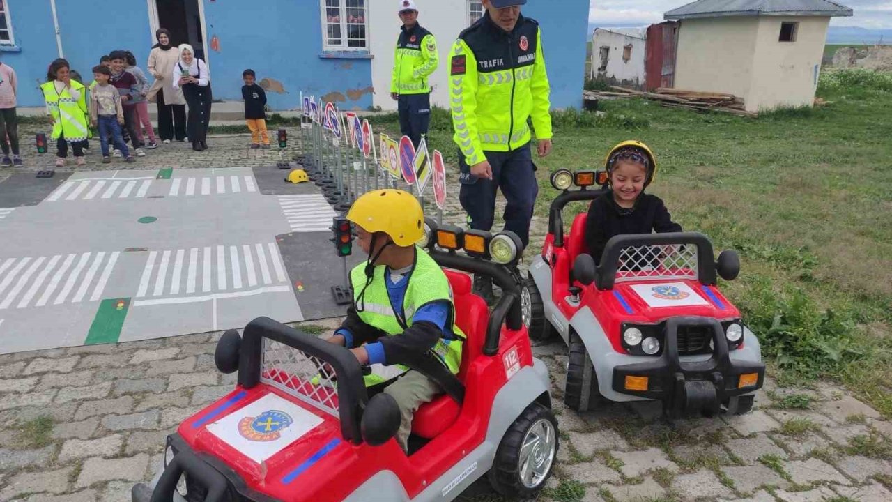 Kars’ta öğrencilere yönelik trafik eğitimi verildi