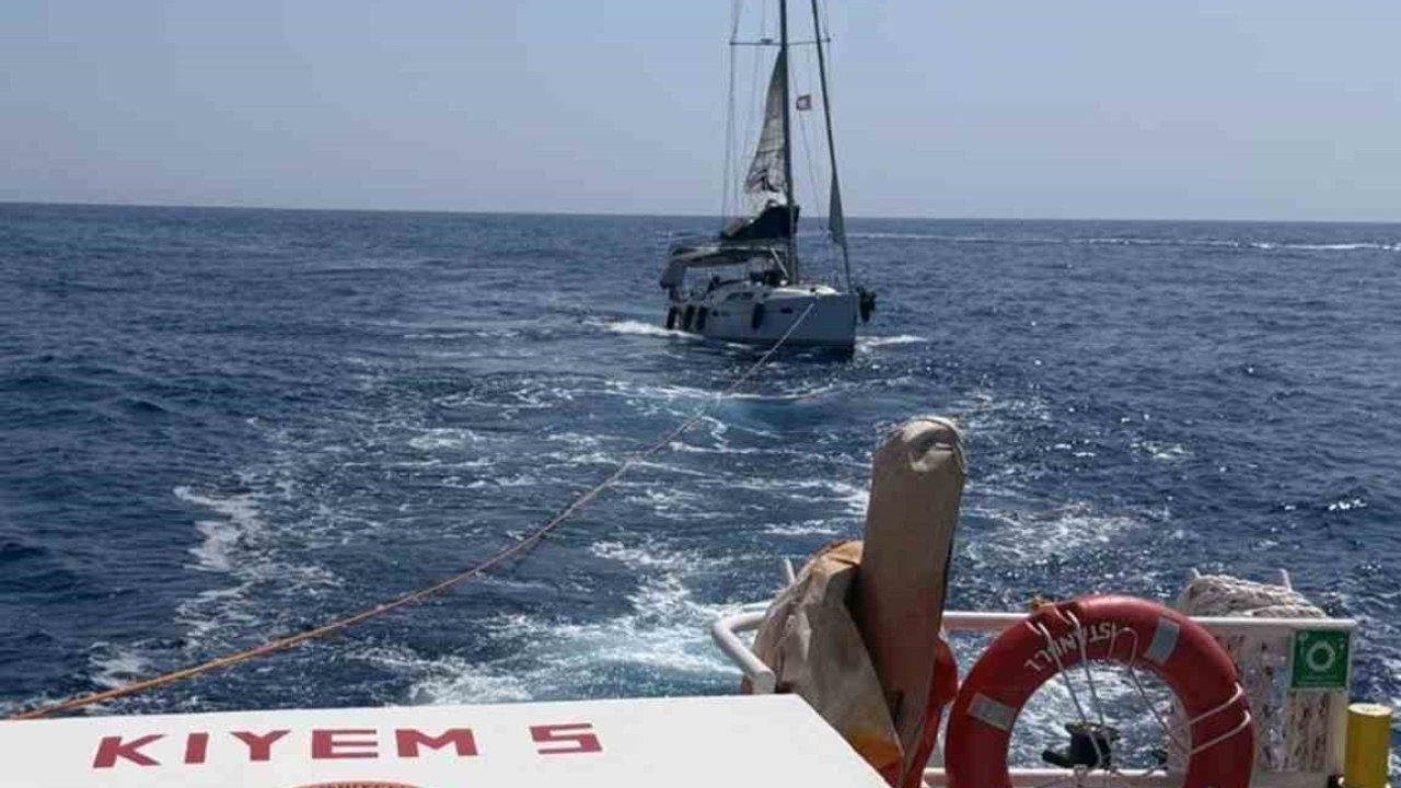 Fethiye’de makine arızası nedeniyle sürüklenen tekne kurtarıldı