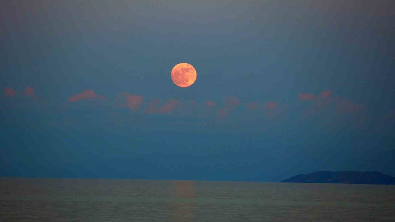 Van Gölü üzerinde dolunay güzelliği