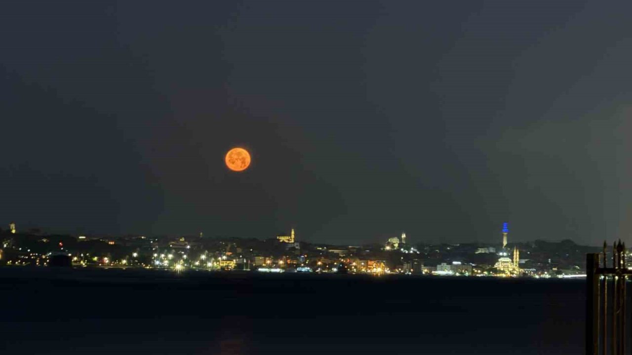 "Çilek Dolunayı" İstanbul Avrupa Yakası’ndan böyle görüntülendi