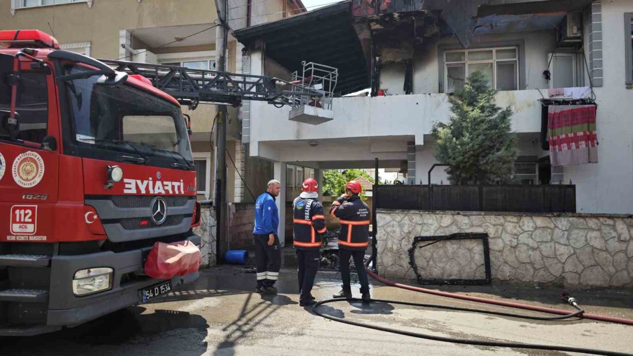 Alevlere teslim olan ev itfaiye ekiplerince söndürüldü