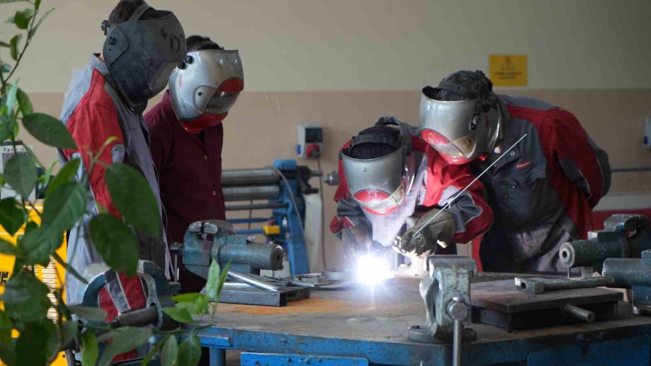 Hem okuyorlar hem de geleceğe hazırlanıyorlar: Okulda meslek öğrenen liseliler kolunda altın bilezikle mezun oluyor