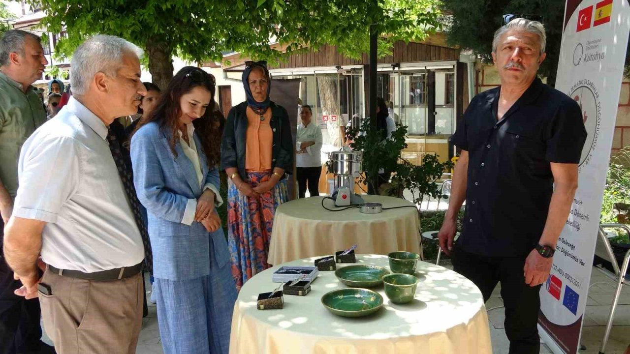 Atık çiniler ve cam şişeler sanata dönüşüyor