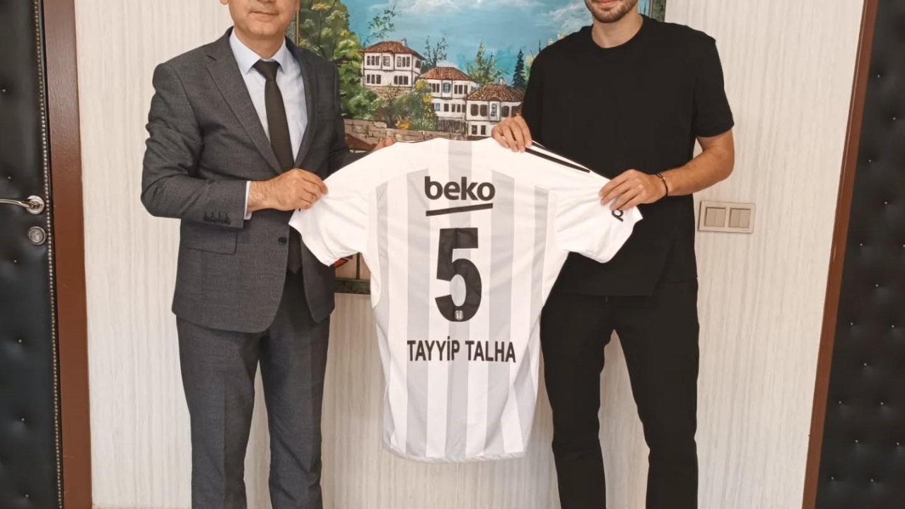 Tayyip Talha Sanuç’tan lise öğretmenine Beşiktaş forması