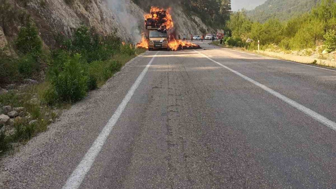 Saman yüklü araç alev alev yandı