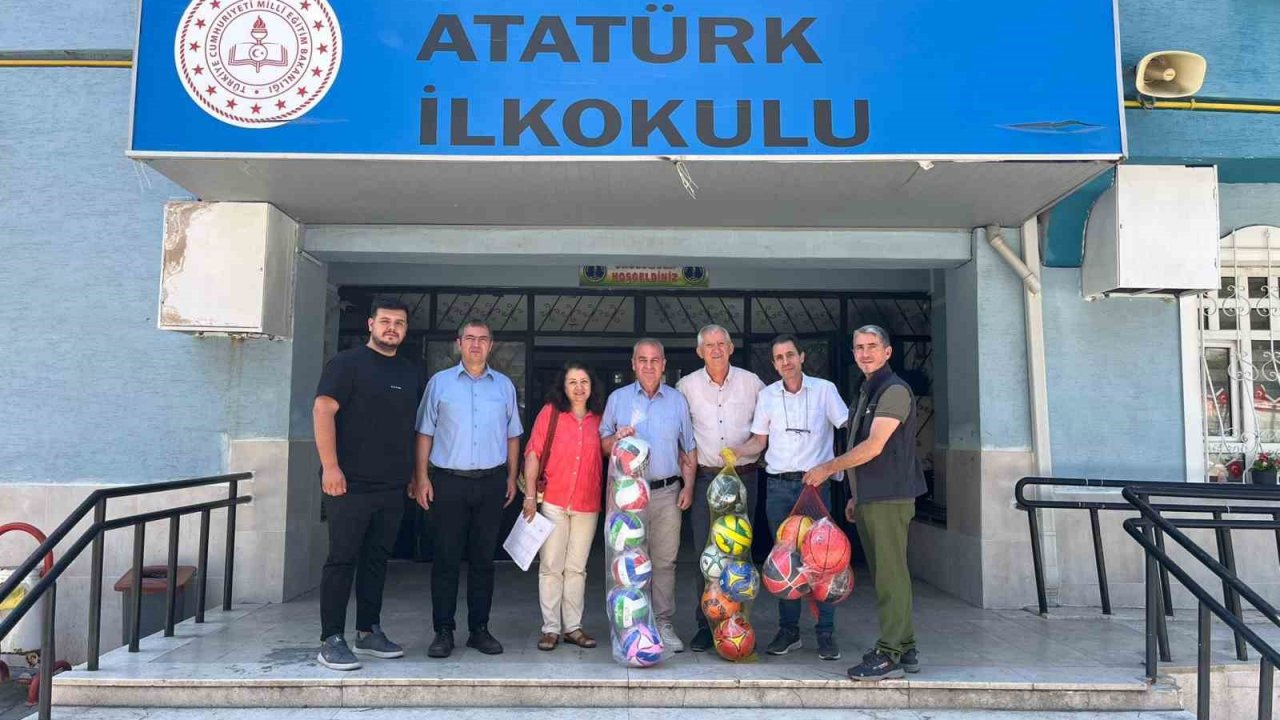20 kilogram atık pil toplayan çocuklara 16 adet futbol, basketbol ve voleybol topu hediye edildi