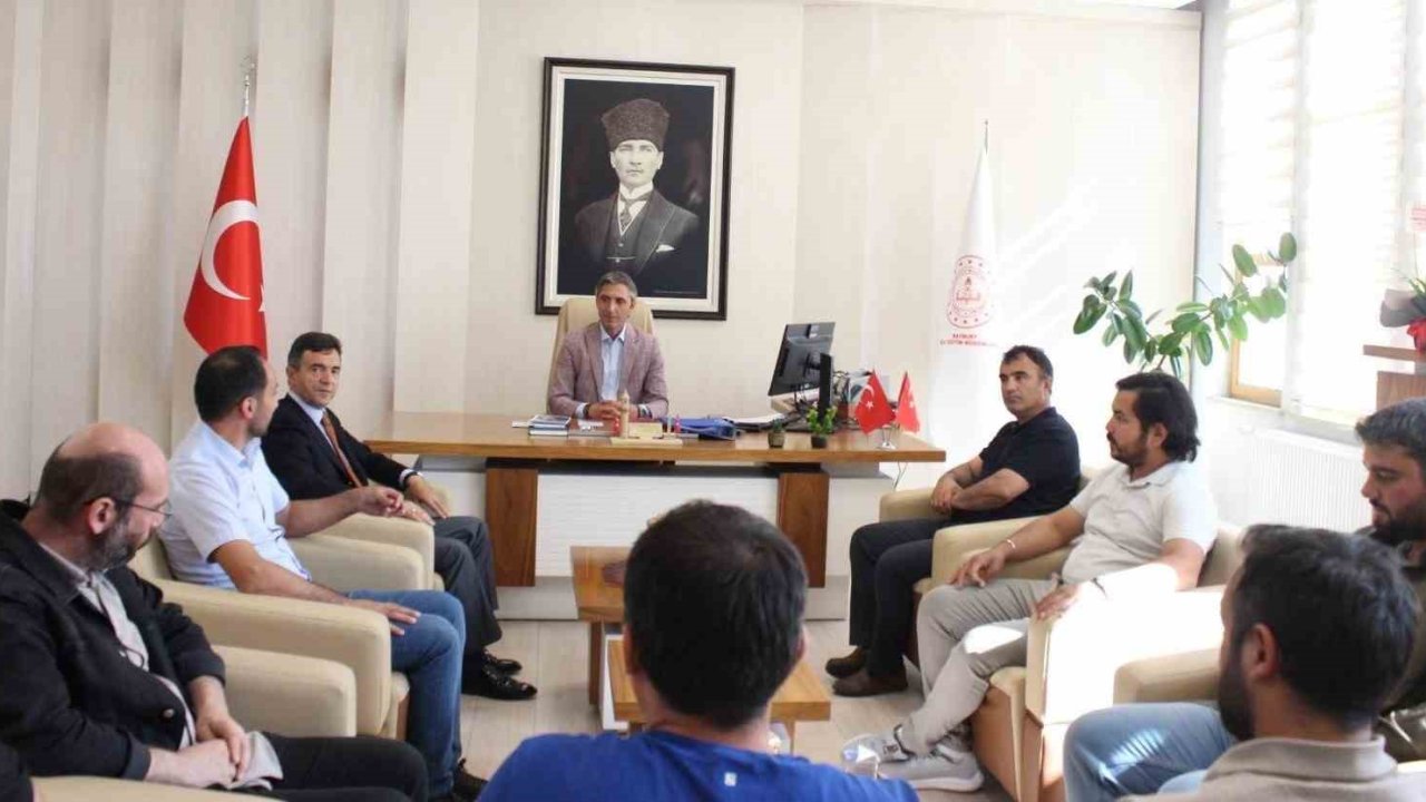 Robot yarışmasından başarıyla dönen takımların öğretmenlerine katılım belgeleri verildi