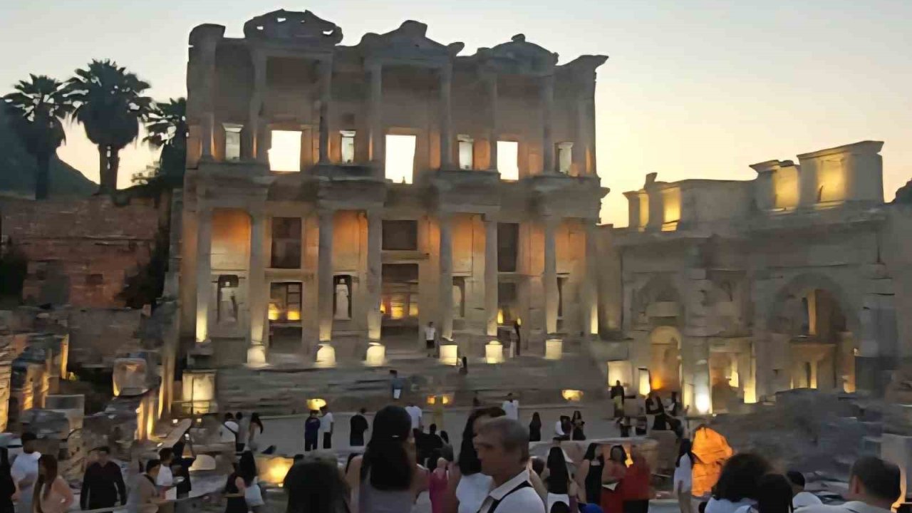 Bayramda yüz binlerce insan kültürel rotalara yöneldi