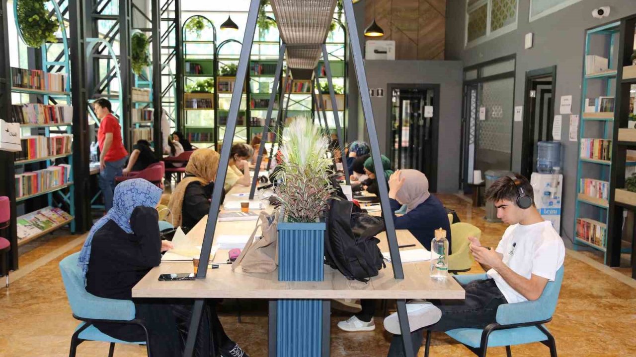 Meram kütüphaneleri öğrencilerle dolup taşıyor