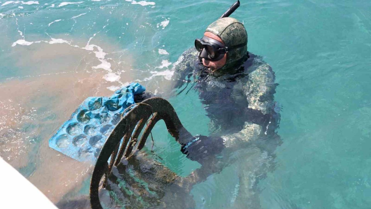 Bodrum Akyarlar’da deniz dibi temizliği