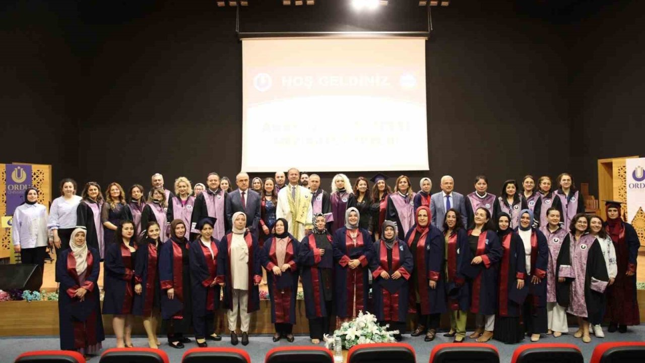 ’Anne Üniversitesi’ ilk mezunlarını verdi