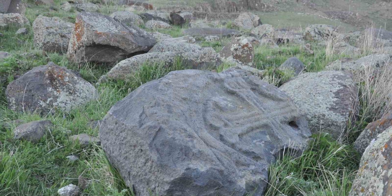 Kars’ta haçlı mezar taşları dikkat çekiyor