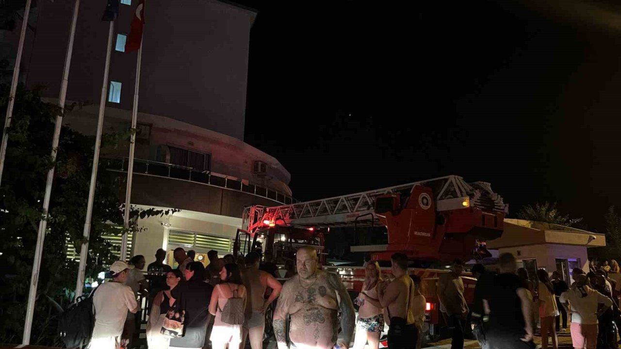 5 yıldızlı oteldeki yangında tahliye edilen 622 turist civar otellere yerleştirildi