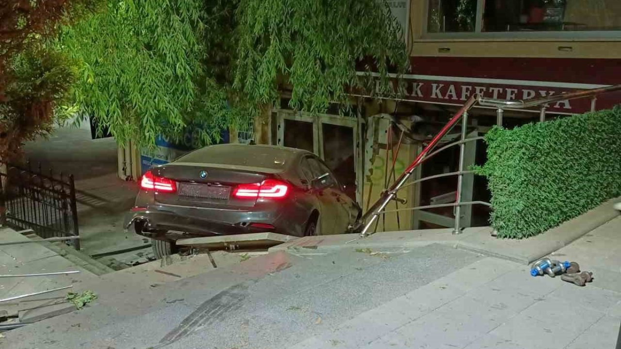Akyurt Cumhuriyet Meydanı’nda gece saatlerinde korkutan kaza