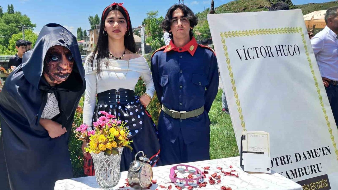 Kars’ta öğrenciler roman karakterlerini canlandırdı
