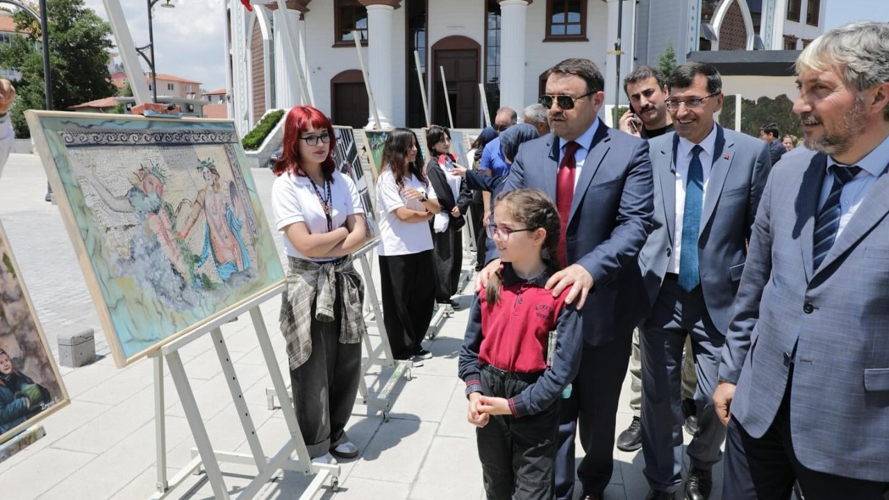 "Sesin ve Rengin Yolculuğu" Resim Sergisi valilik önünde açıldı