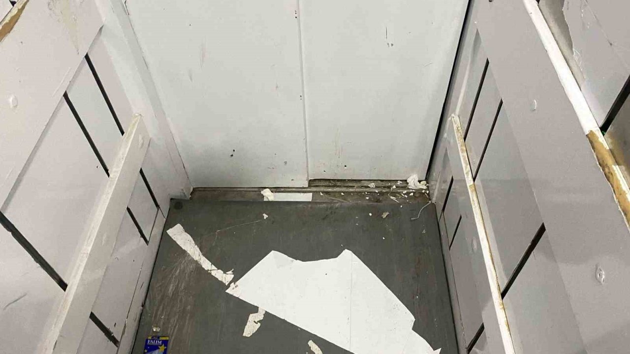 Ağrı Belediyesi’ndeki asansör tehlike saçıyor