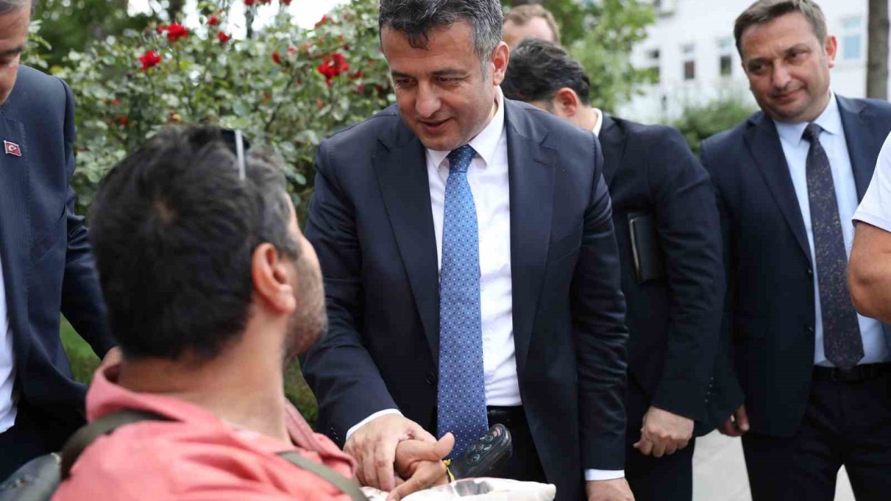 Filistin için çorap satan engelli vatandaş ile Başkan Doğan arasında yürek ısıtan diyalog