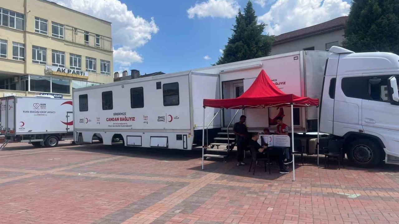 Kızılay kan bağışı tırı Tavşanlı Cumhuriyet Meydanı’nda