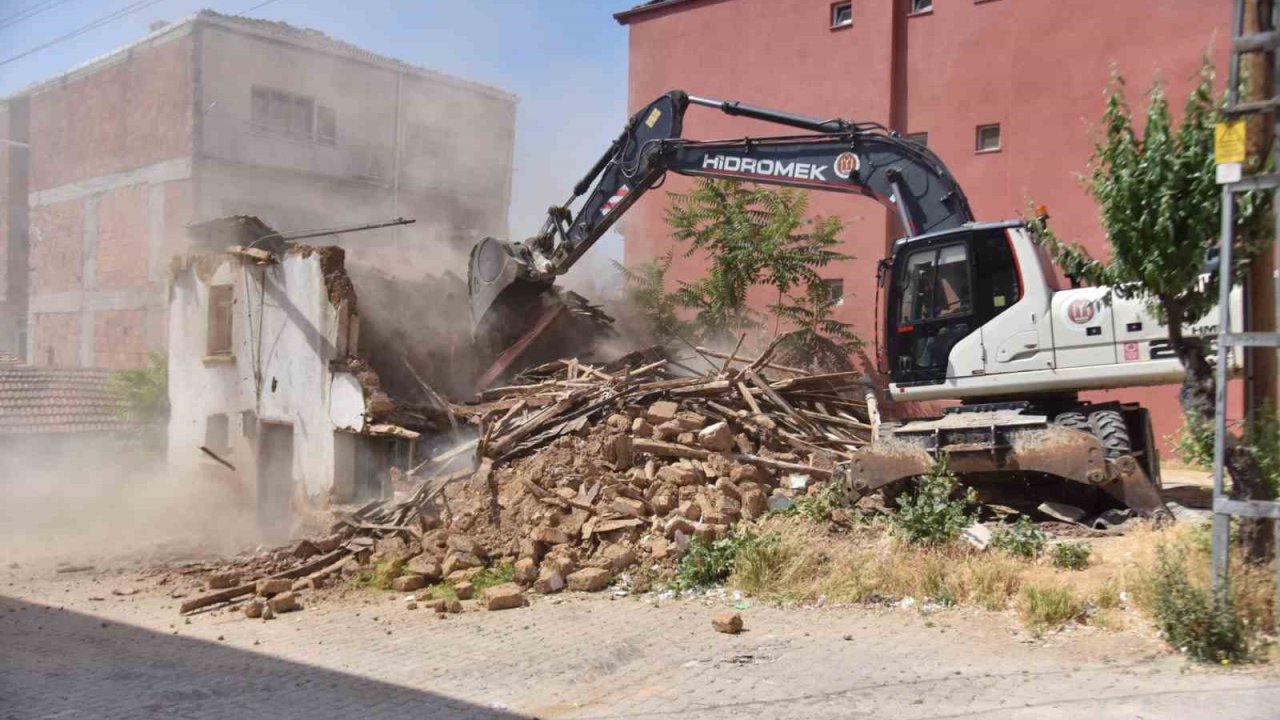 Bilecik’te metruk binalar yıkılıyor