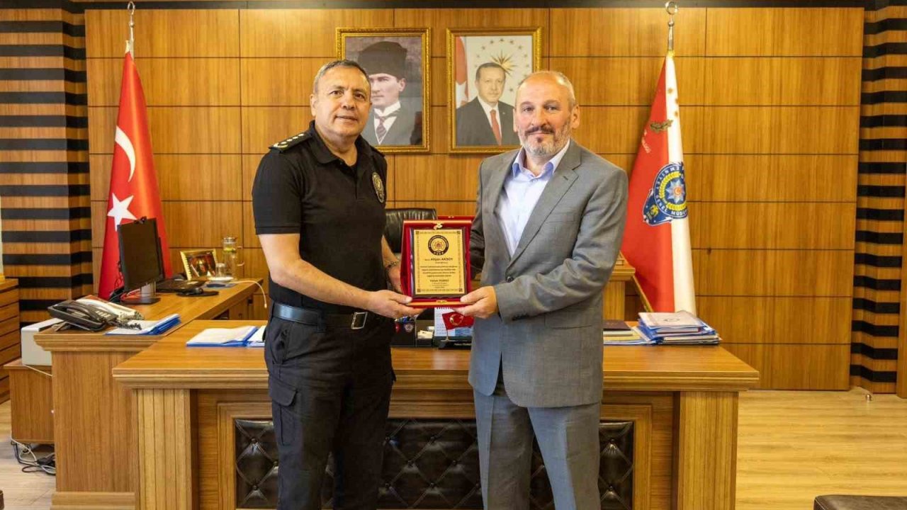 Bilecik’te emekliye ayrılan polis memuruna plaket