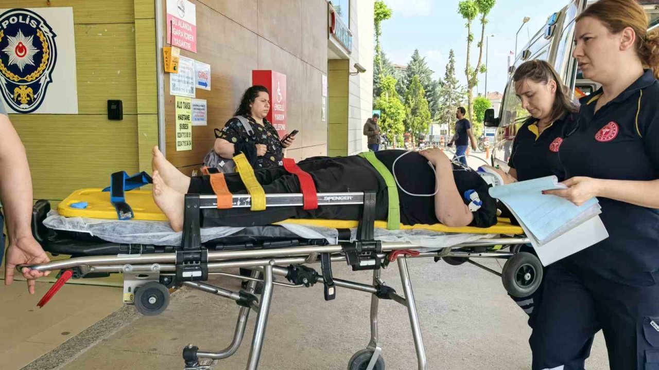 Hafif ticari araca çarpan motosiklet sürücüsü ağır yaralandı