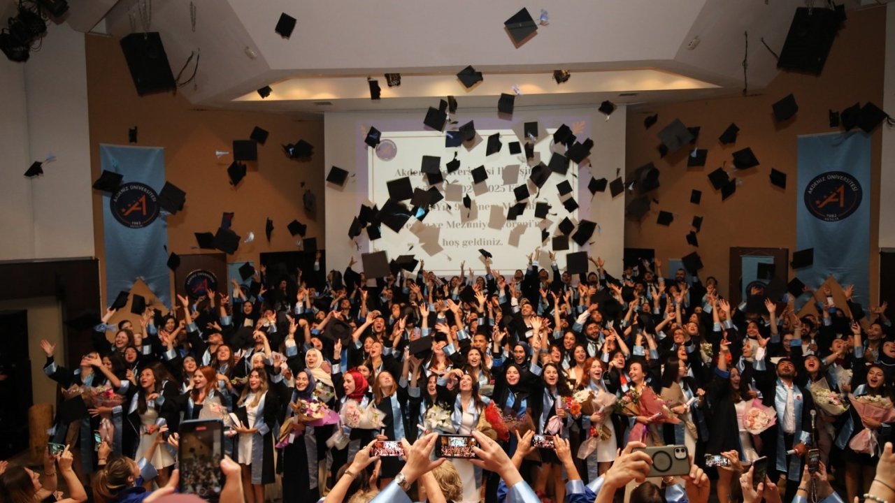 Akdeniz Üniversitesi’nde geleceğin hemşireleri kep attı