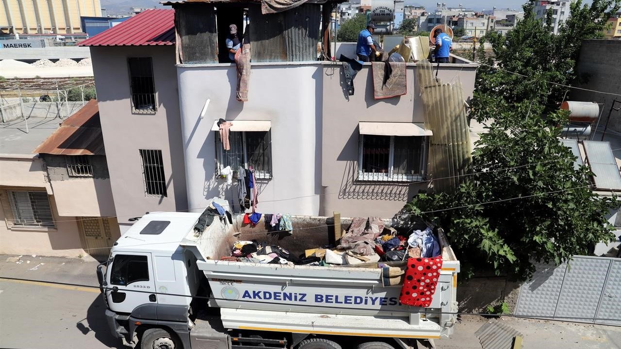 Mersin’de bir evden 2 kamyon çöp çıkarıldı