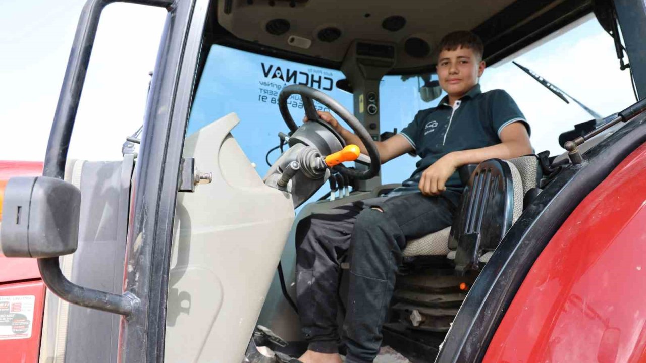 14 yaşındaki ortaokul öğrencisi Muhammet Efe tek başına 300 dönüm arazide üretim yapıyor