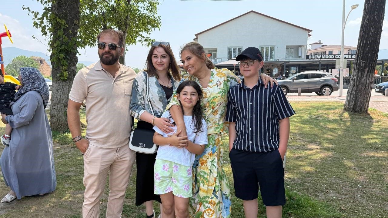 Demet Akalın’dan minik hayranına jest