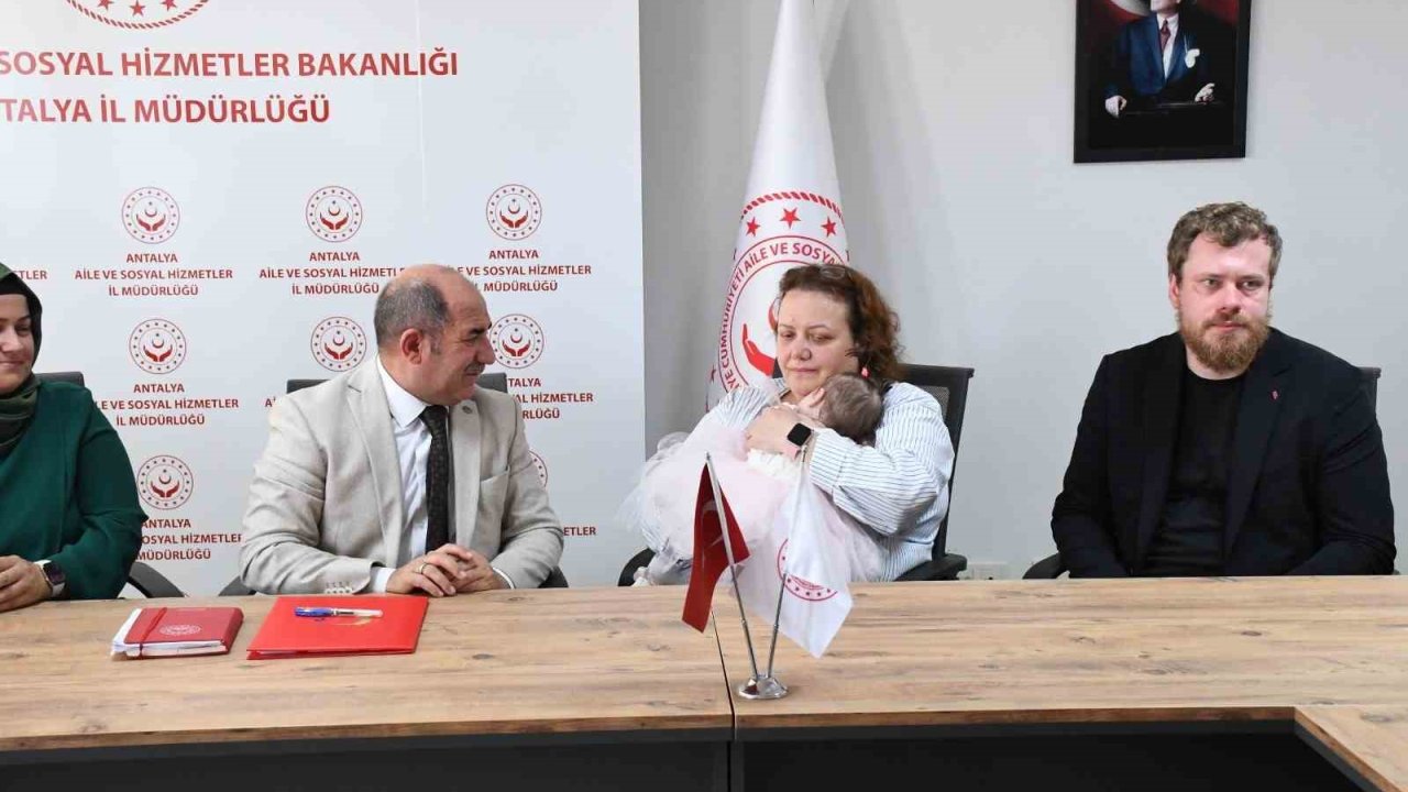 Antalya Havalimanı’nda doğan ve tuvalete bırakılan bebek, Rus yetkililere teslim edildi