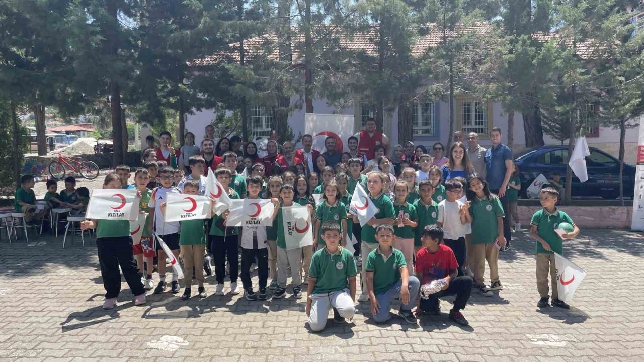 Baklan’da ‘Kalpten Kalbe Kızılay’ etkinliği hem eğitti hem de eğlendirdi