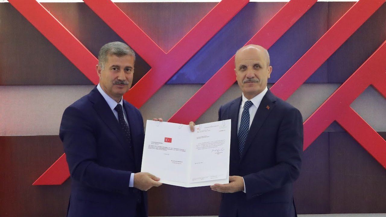 AİÇÜ Rektörü Prof. Dr. İlhami Gülçin, rektörlük mazbatasını aldı