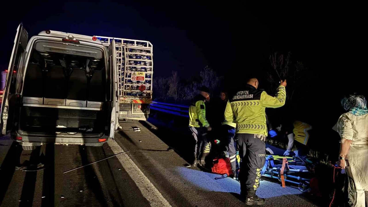 TEM’de can pazarı... Tüp yüklü kamyon ile minibüs çarpıştı: 16 yaralı