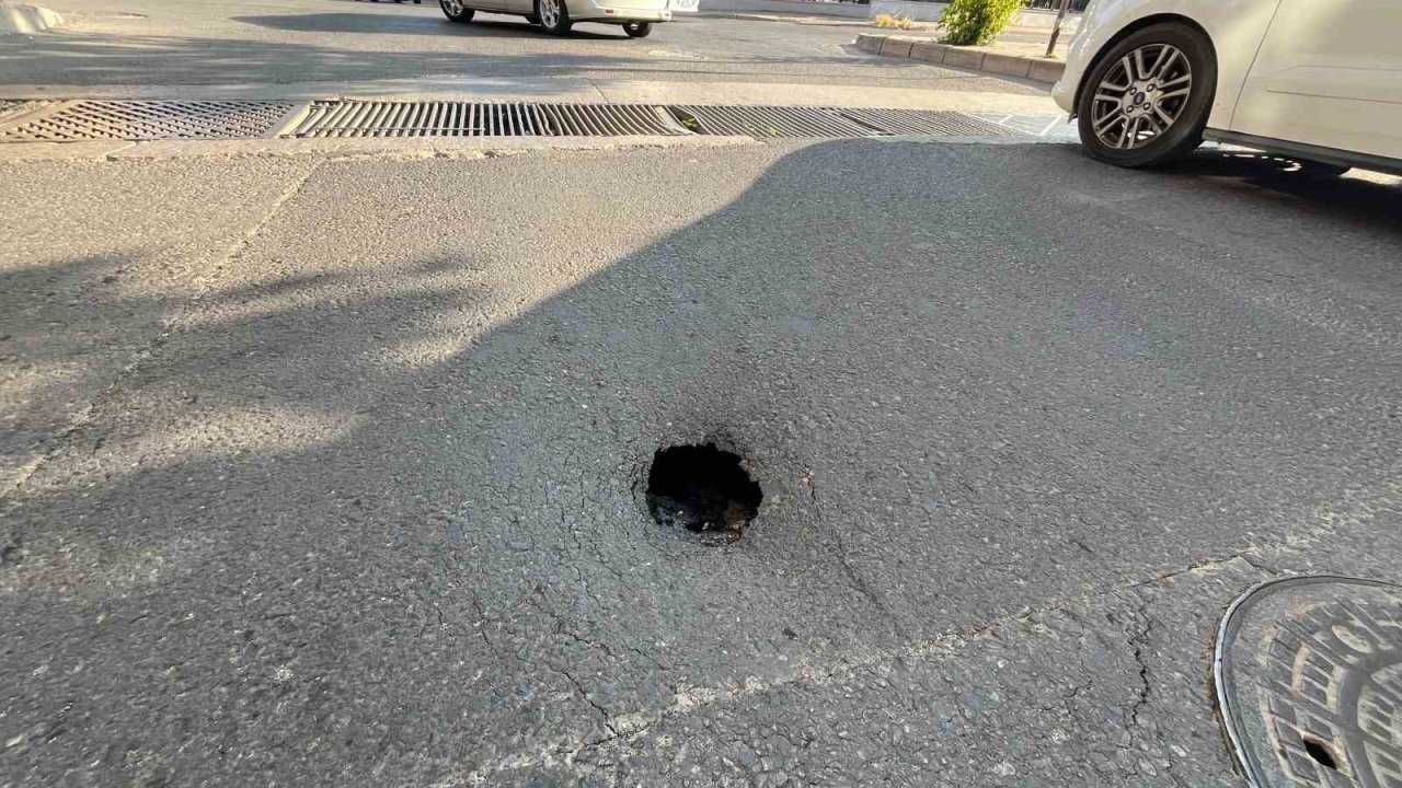 Çorlu’da çukura düşen araç hasar gördü