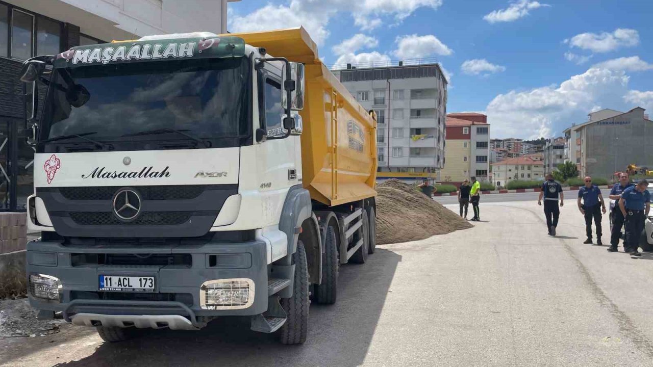 Polisten kaçamayacağını anlayınca fazla yükünü sanayinin ortasına döktü