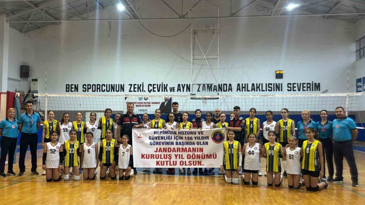 Voleybolcular, jandarmayı unutmadı