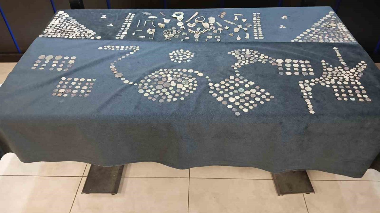 Ankara’da tarihi eser operasyonu: Eski dönemlere ait çok sayıda sikke ve eşya ele geçirildi