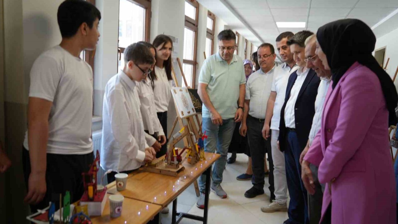 Ortaokul öğrencilerin atık malzemelerden yaptığı tasarımlar büyük ilgi gördü