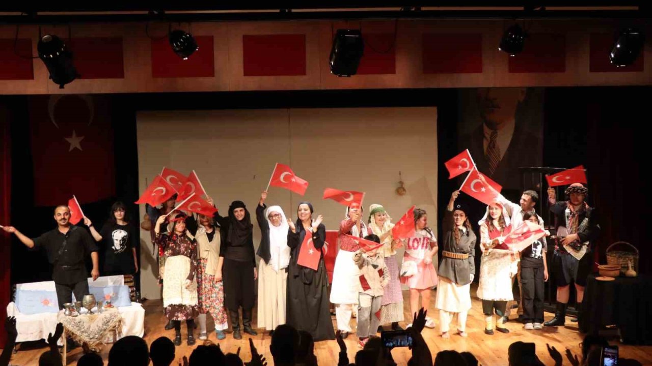 Nazilli’de tiyatro oyununa ilgi yoğun oldu