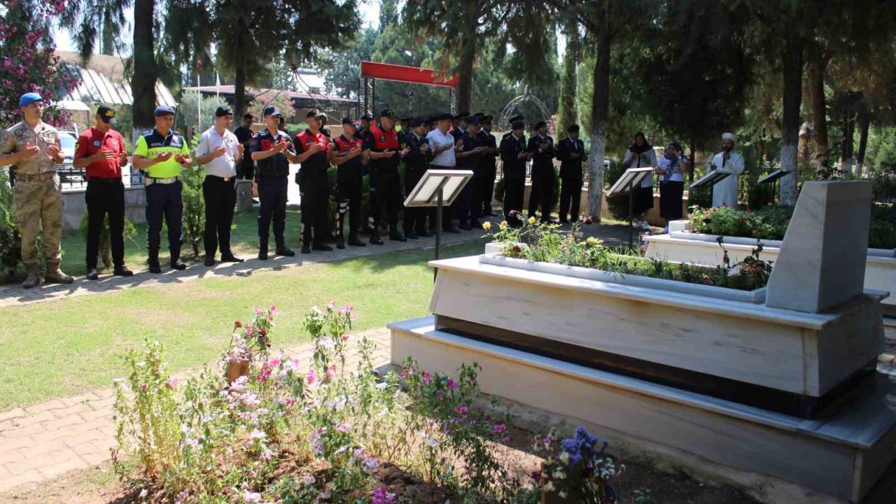 Jandarma, şehitleri kabri başında andı
