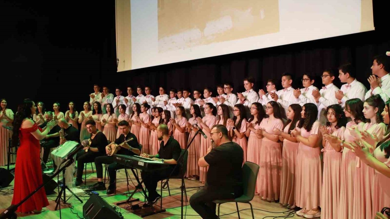 Niğde’de şiir ve müzik dolu akşam: ’Bir Nefes Şiir, Bir Ezgi Müzik’ programı yoğun ilgi gördü