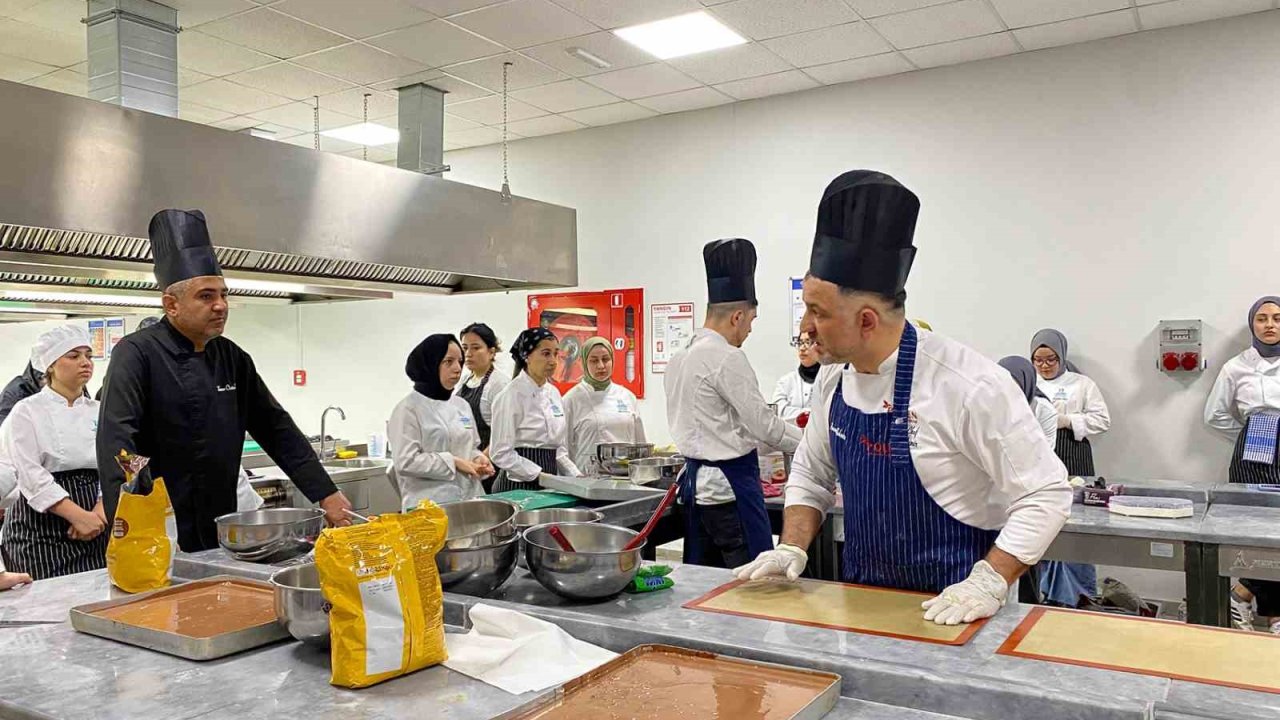 Şefler lezzet sırlarını öğrencilerle paylaştı