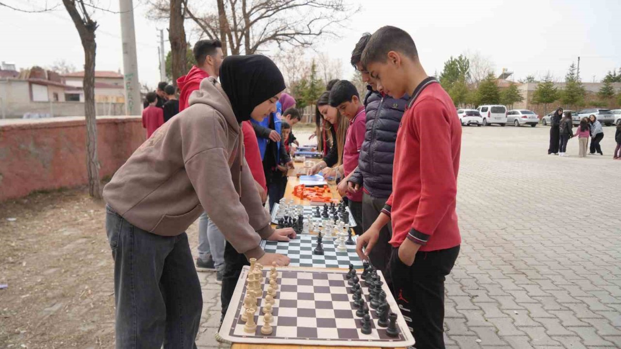 ’Dijitalden Uzaklaş’ sloganı ile çocuklar geleneksel oyunlarla eğlendi