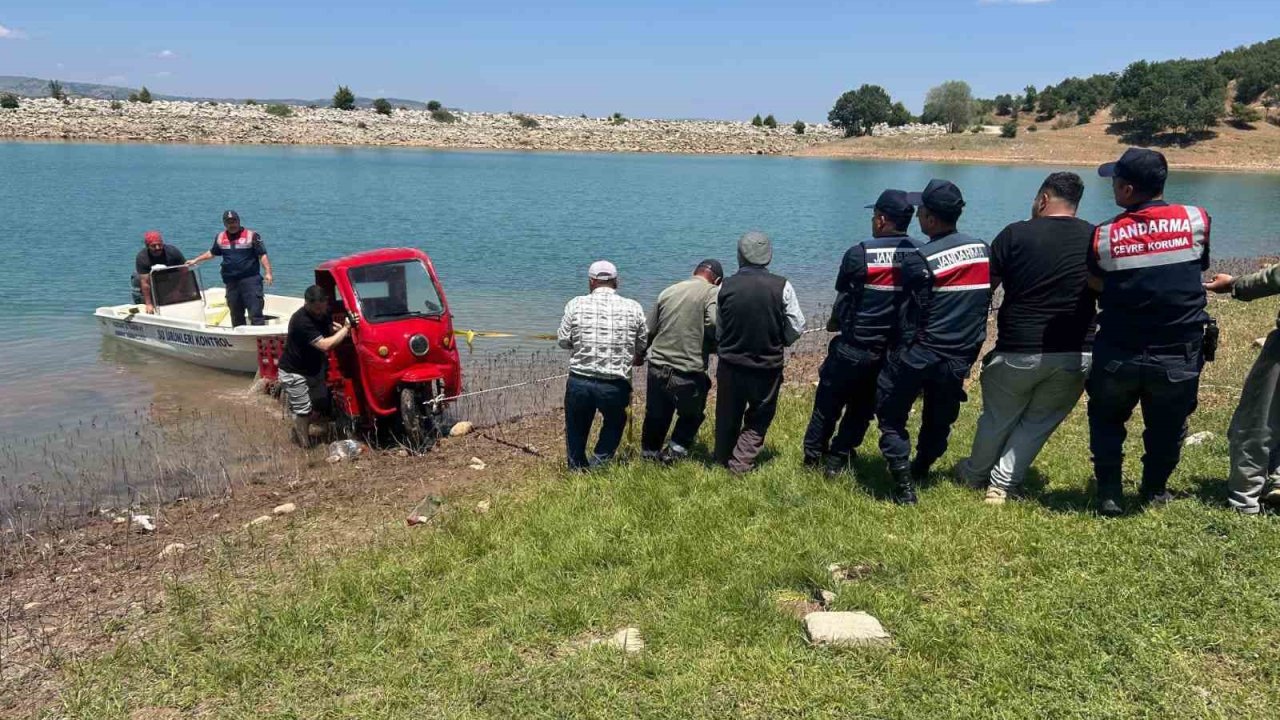 Elektrikli bisikleti baraja düşen vatandaşa Jandarma yardımcı oldu