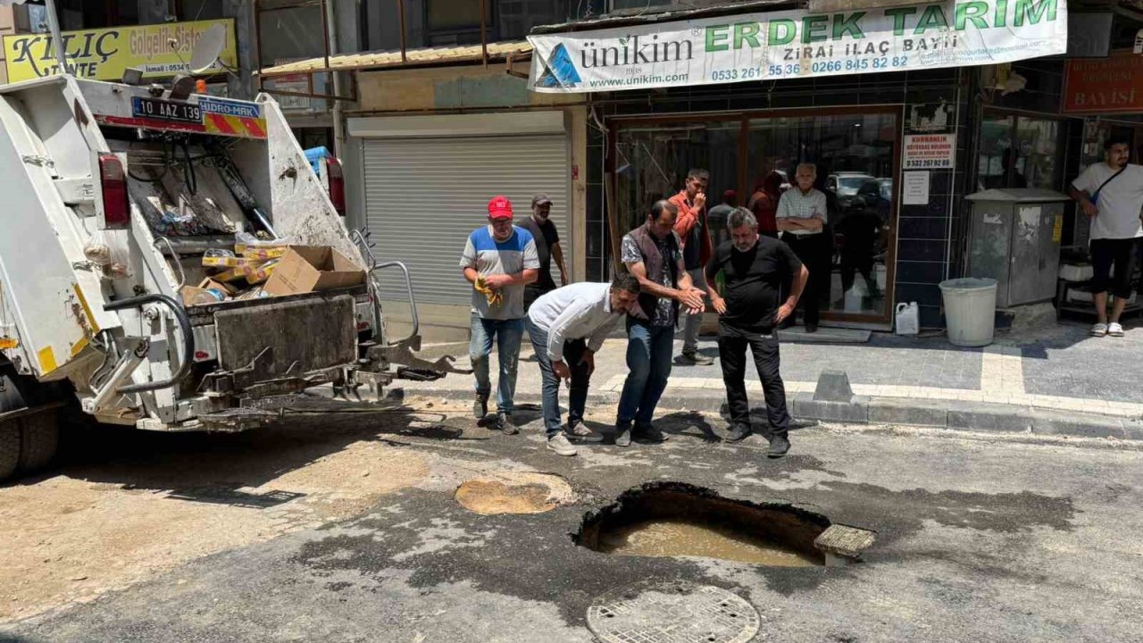 Erdek’te yeni yapılan yol çöktü
